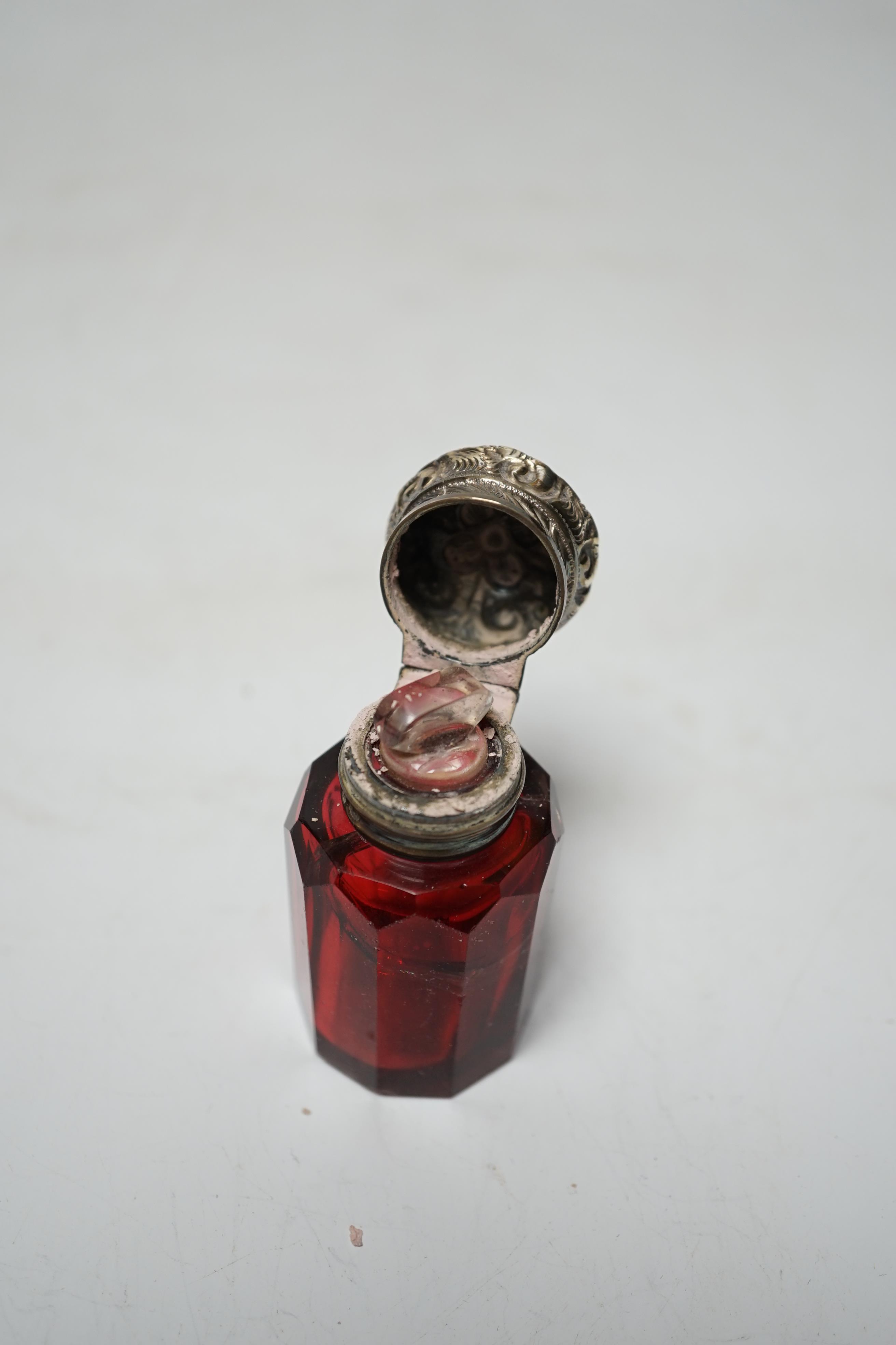 A late Victorian silver mounted ruby glass scent bottle, Birmingham, 1897, 61mm and a later silver card case (a.f.).